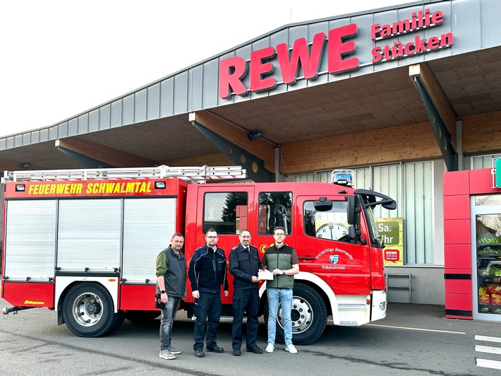 FFW Schwalmtal: Pfandbon-Sammelaktion von REWE Stücken in Amern: 1.300 Euro für die Feuerwehr Schwalmtal gespendet