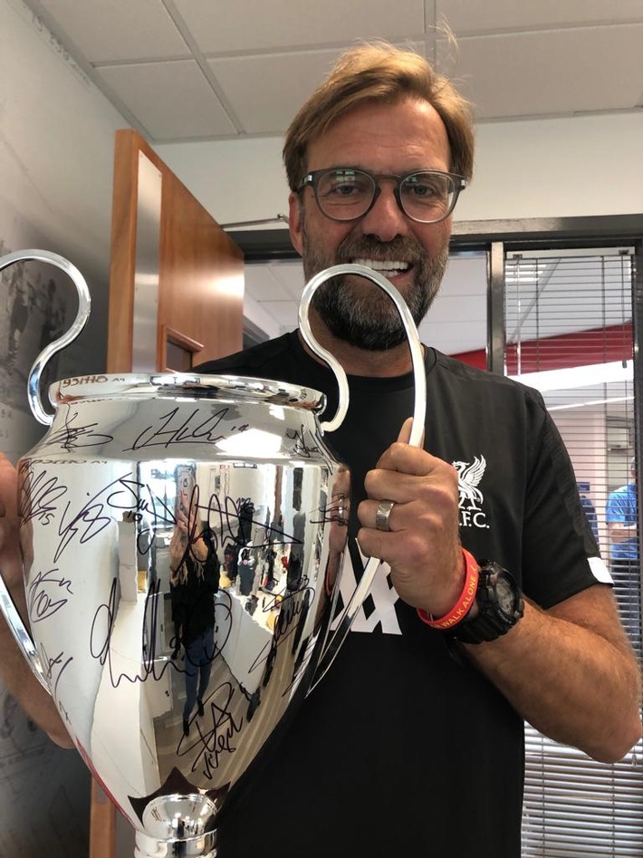 Jürgen Klopp: Mega-Erlös aus Charity-Auktion für Kinder / Ein Bieter aus Nordirland zahlt bei United Charity 12.100 Euro für signierte Champions League-Trophäe