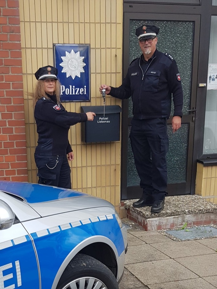 POL-NI: Liebenau: Verabschiedung in den Ruhestand bei der Polizeistation Liebenau - Meike Wieschmann wird Nachfolgerin des scheidenden Friedel Meyer