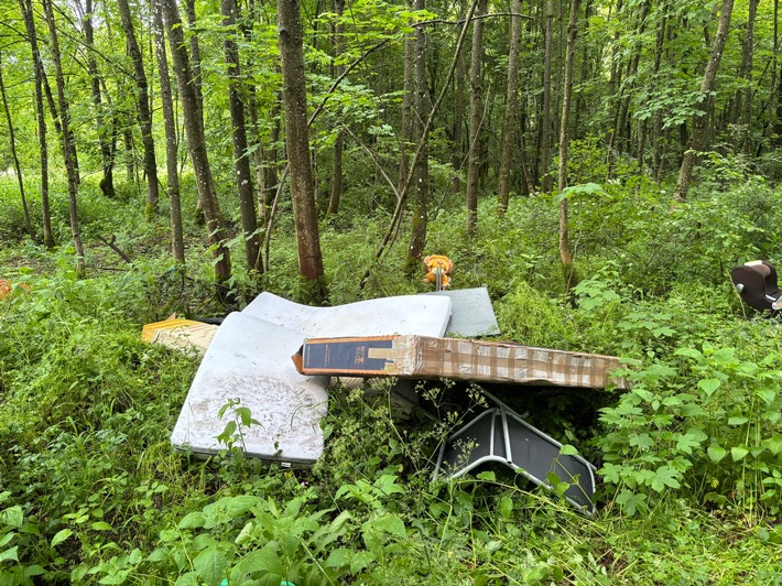 POL-UL: (UL) Ulm - Illegal Müll entsorgt / Unbekannte entsorgten in den vergangenen Tagen ihren Unrat in einen Wald bei Ulm-Unterweiler.