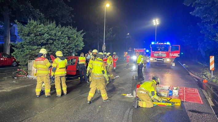 FW-GL: Vier Verletzte nach schwerem Verkehrsunfall im Stadtteil Gronau von Bergisch Gladbach