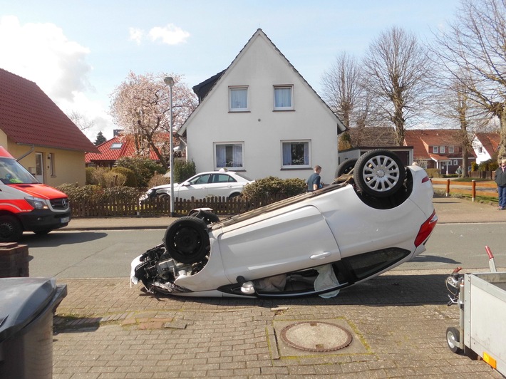 POL-WHV: Schwerer Verkehrsunfall - drei Personen leicht verletzt