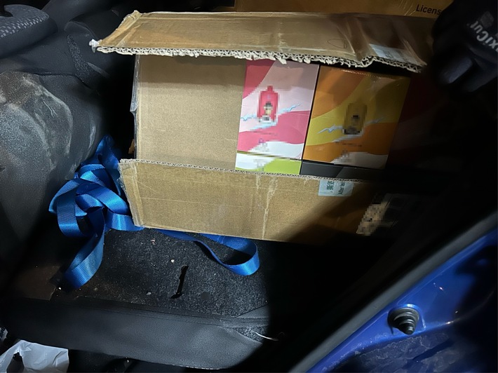 HZA-EF: Ein Auto voller E-Zigaretten / Zoll stellt über 1000 unversteuerte E-Zigaretten in einem Auto vor einem Kiosk in Eisenach fest