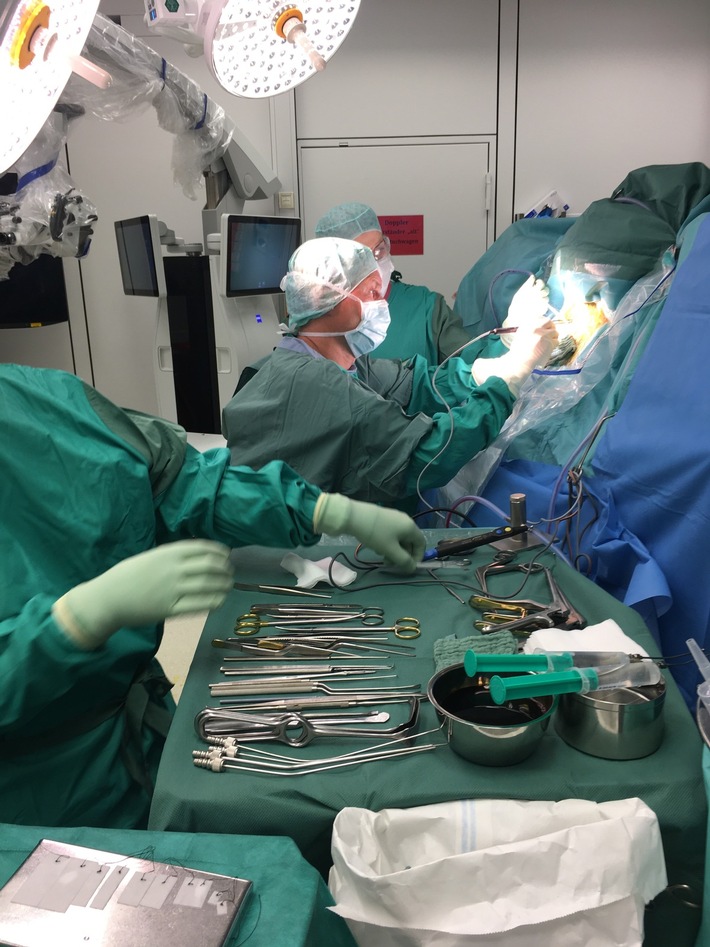Exoskelett entlastet Chirurgen im OP