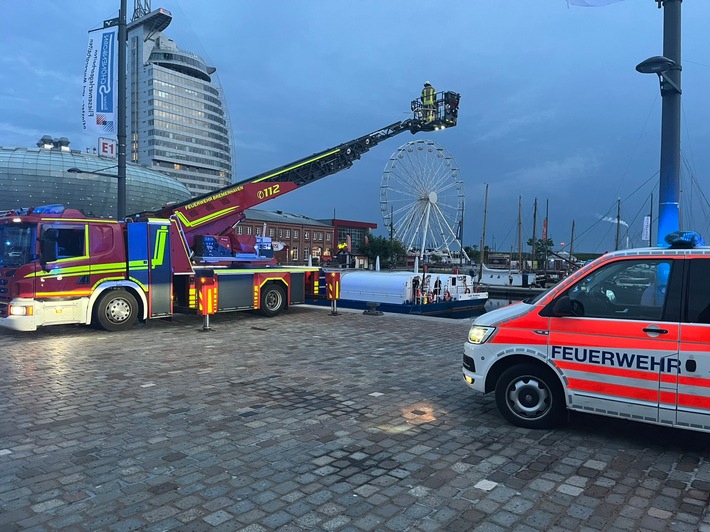 FW Bremerhaven: Frau von zwei Touristen aus Wasser gerettet