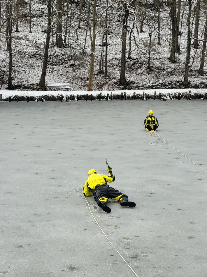 FW Hennef: Feuerwehr Hennef übt Menschrettung auf zugefrorenem Teich