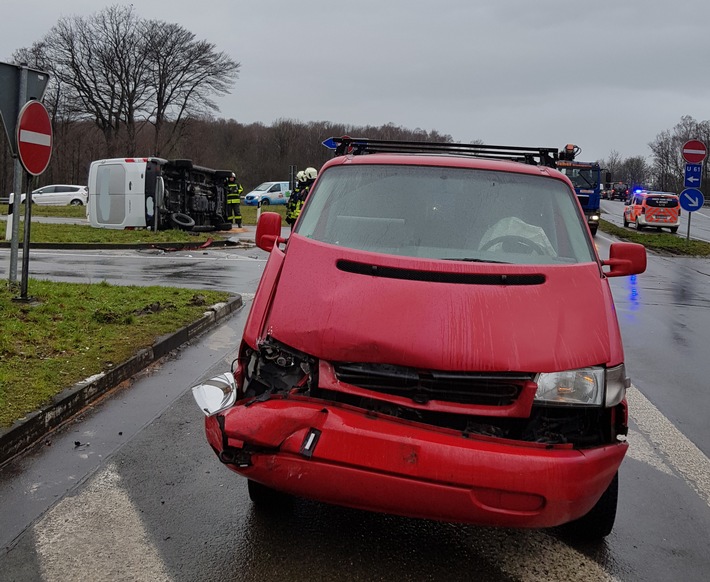 FW-EN: Verkehrsunfall auf dem Zubringer im Autobahnkreuz Wuppertal Nord.