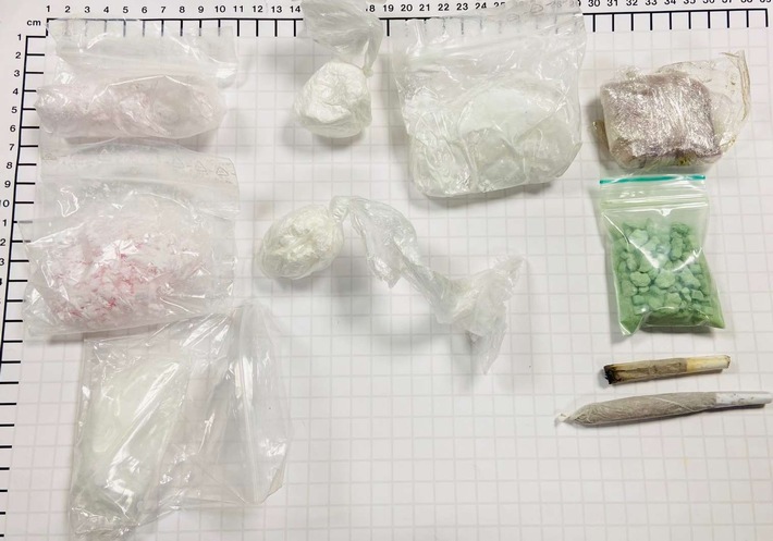 BPOL NRW: Bundespolizei stellt 39-Jährigen mit bunten Strauß an Drogen