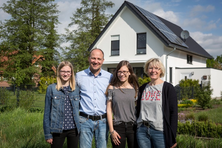 Aktuelle co2online-Befragung zeigt: Energiewende im Gebäudebereich zu langsam / Hauseigentümer wünschen schnelleren Ausbau und Nutzung von erneuerbaren Energien