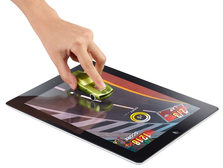 Echte Helden erleben virtuelle Abenteuer / Mit Apptivity® wird das iPad zur interaktiven Spielwiese (BILD)