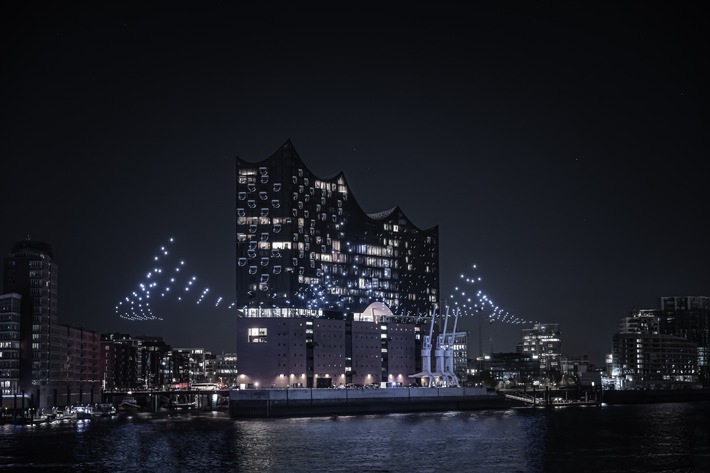 Hamburg feiert sein Wahrzeichen: Tausende Zuschauer bei Lichtinstallation "Breaking Waves" an der Elbphilharmonie