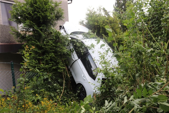 POL-HX: Auto landet auf dem Balkon eines Hauses