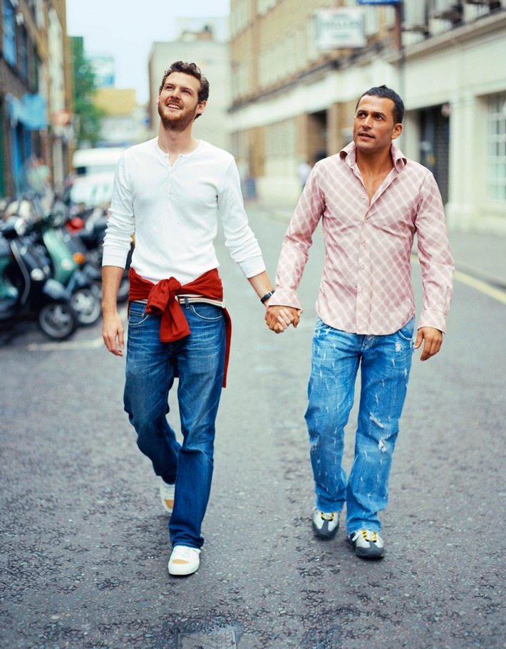 Zum Christopher Street Day 2012: Versicherungstipps für gleichgeschlechtliche Paare (BILD)