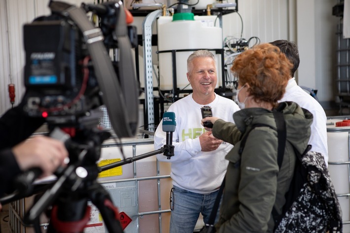 Erfinder Anton Ledwon im Interview mit dem SWR / Weiterer Text über ots und www.presseportal.de/nr/154771 / Die Verwendung dieses Bildes ist für redaktionelle Zwecke unter Beachtung ggf. genannter Nutzungsbedingungen honorarfrei. Veröffentlichung bitte mit Bildrechte-Hinweis.