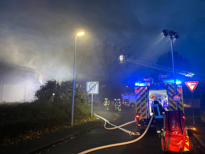FW-Erkrath: Brand im ehemaligen Gemeindezentrum in Erkrath-Unterfeldhaus