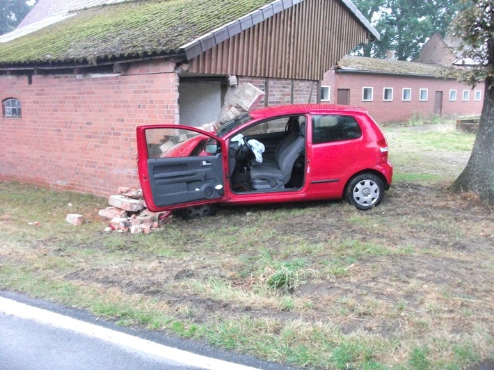 FW-ROW: Fahrzeug prallt in Scheune