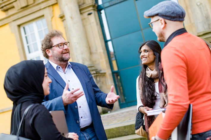 Soziale Arbeit in der Migrationsgesellschaft - Neuer Masterstudiengang mit dem Schwerpunkt Muslimische Wohlfahrtspflege startet zum Wintersemester an der Uni Osnabrück