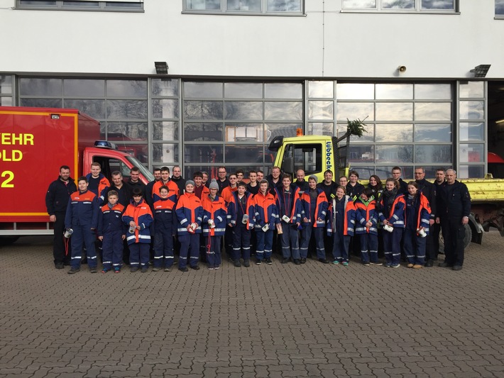 FW-DT: Weihnachtsbaumsammlung - Jugendfeuerwehr sagt &quot;Danke&quot;