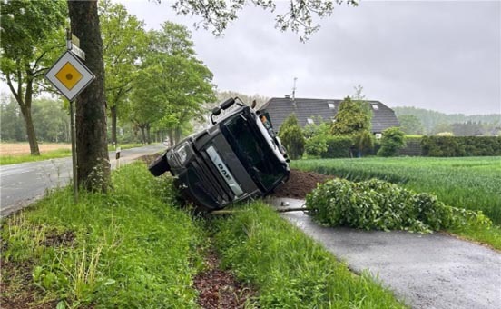 POL-KLE: Straelen - Lkw kommt von der Straße ab und kippt um: Ermittlungen nach Verkehrsunfallflucht