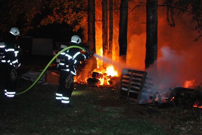 FW-MK: Feuer auf einem Gartengrundstück