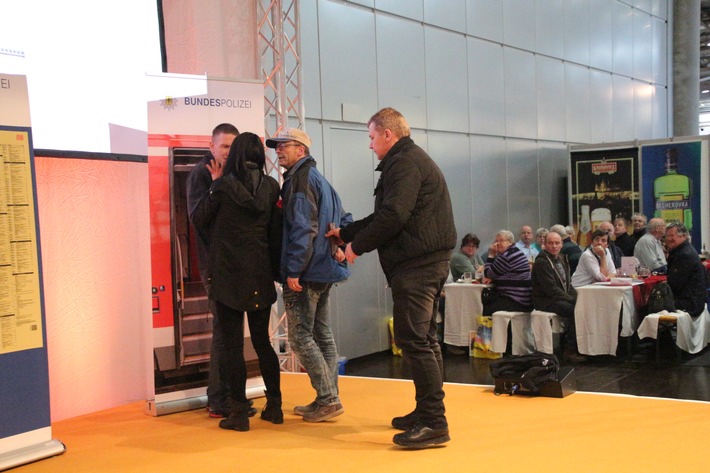 BPOLI L: "Taschendiebe" der Bundespolizei zu Gast auf der Reisemesse in Leipzig