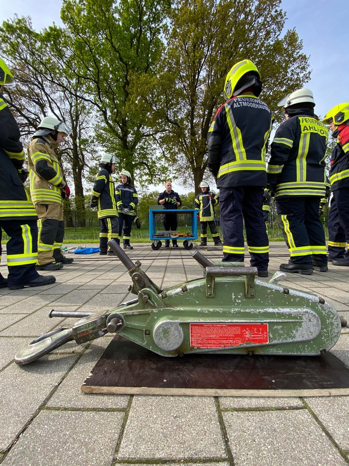 FW-OLL: Neue Einsatzkräfte erfolgreich ausgebildet: Kreisfeuerwehr Oldenburg bereichert um qualifizierten Nachwuchs