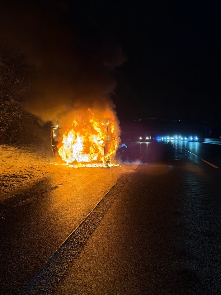 FW-RS: Brand eine Autotransporters auf der A 1