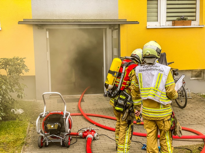 FW Dresden: Kellerbrand in einem Mehrfamiliengebäude