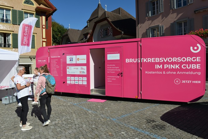 PINK CUBE heute in Sarnen: Brustkrebsvorsorge auf dem Dorfplatz