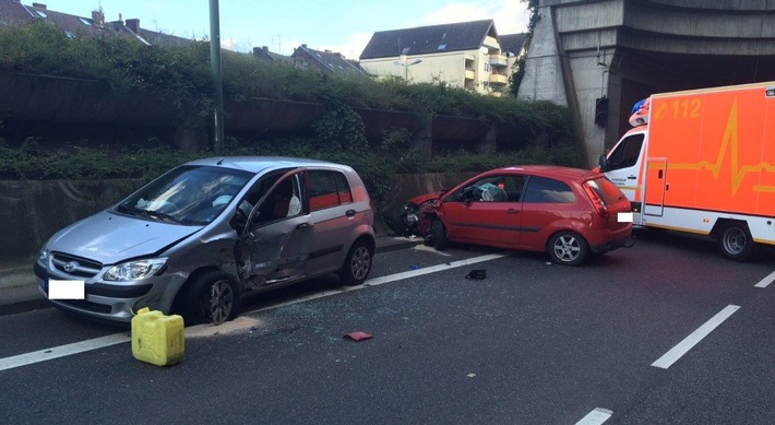 FW-Stolberg: Drei Verletzte und hoher Sachschaden  bei  schwerem Verkehrsunfall
