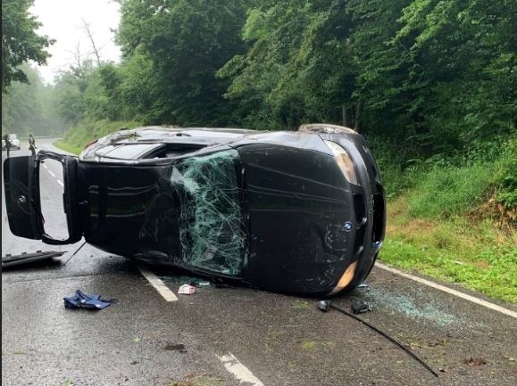 POL-AC: Alleinunfall: verunglückter Pkw blockiert auf der Seite liegend die Fahrbahn