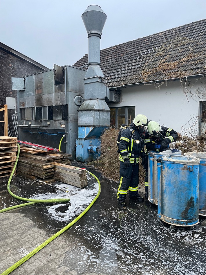 FW Dinslaken: Feuer in Schreinerei