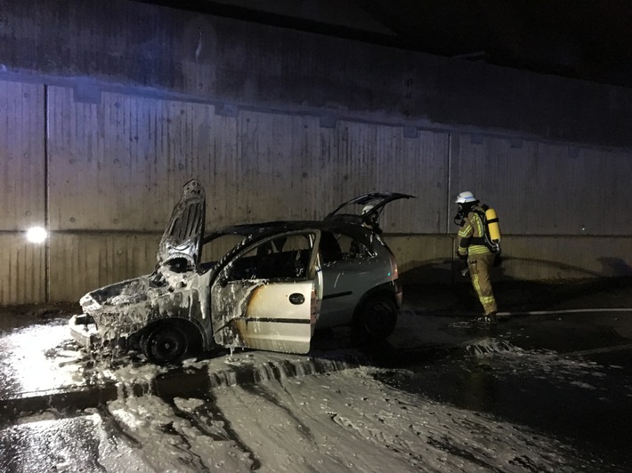 FW-Lohmar: PKW-Brand unter einer Brücke der BAB 3