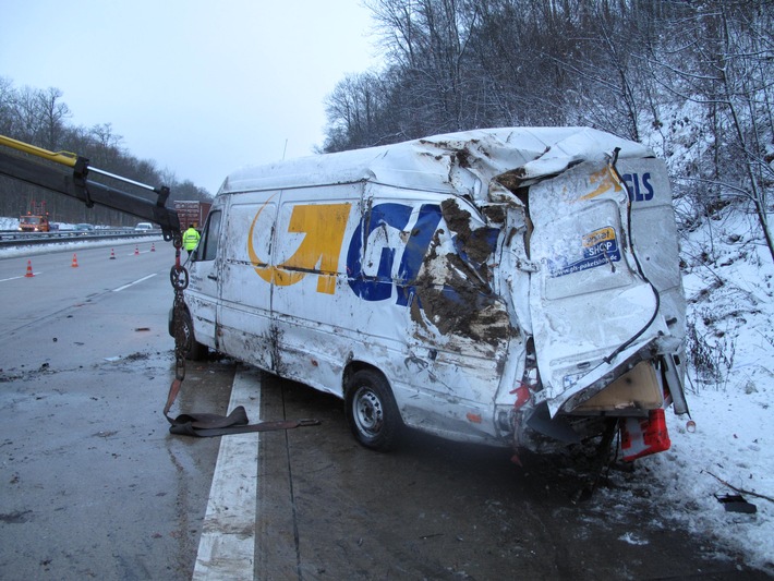 POL-HI: Kleintransporter umgekippt - Fahrer unverletzt