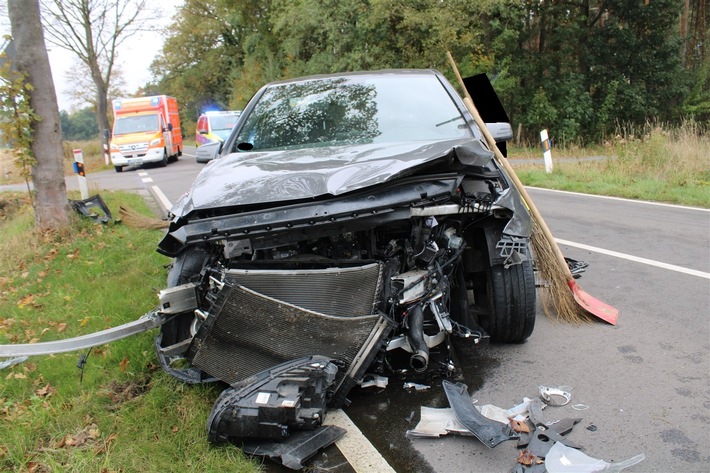 POL-MI: Verkehrsunfall außerhalb geschlossener Ortschaften - zwei Fahrzeuge stark beschädigt