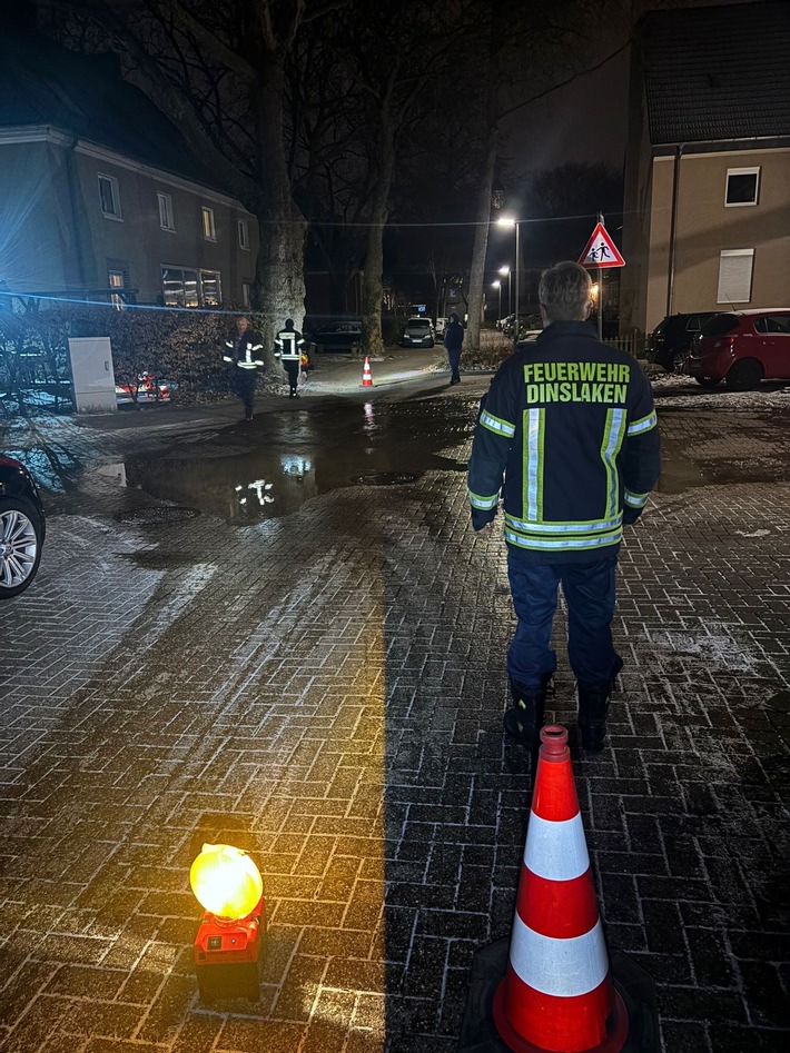 FW Dinslaken: Wasserrohrbruch an der Bergmannstraße