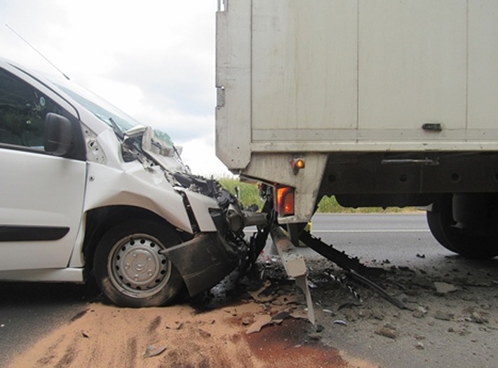POL-ME: 23-jähriger Autofahrer bei Verkehrsunfall schwer verletzt - 2306077
