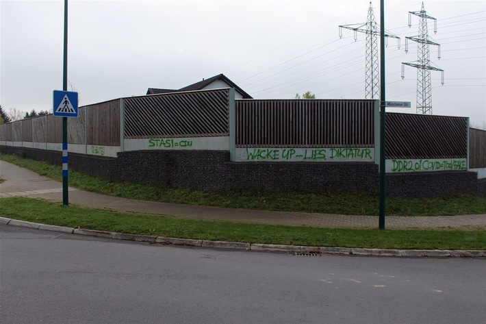POL-OE: Graffitis an Schallschutzmauer