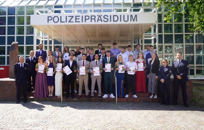 POL-DO: 54 Absolventinnen und Absolventen der FOS Polizei erhalten Abiturzeugnis - Konzept der Nachwuchsgewinnung geht auf