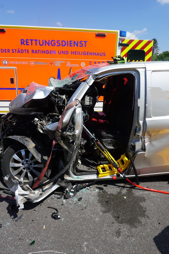 FW Ratingen: Verkehrsunfall mit eingeklemmter Person BAB A 3, 09.05.2022, 12:24