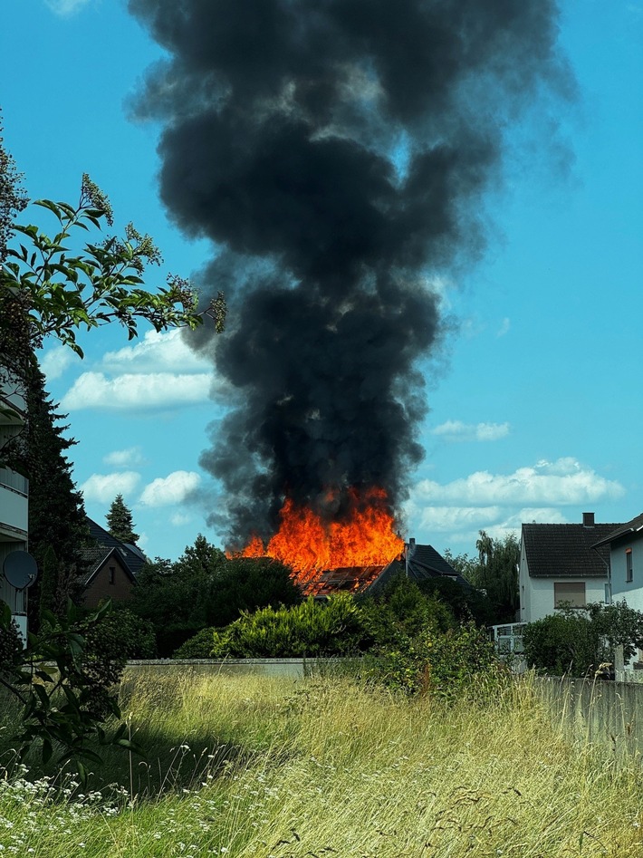 FW Paderborn: Dachstuhlbrand macht Wohnhaus zurzeit unbewohnbar