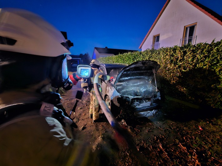 FW Lehrte: Feuerwehr Arpke bekämpft PKW Brand und verhindert Brandausbreitung