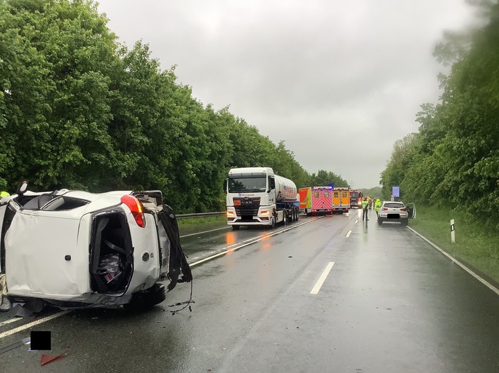 FW Paderborn: Verkehrsunfall auf der B64 fordert drei Verletzte Personen, insgesamt sieben Fahrzeuge beteiligt
