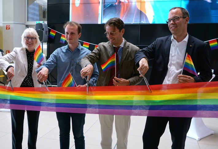 Regenbogenfarben am Köln Bonn Airport