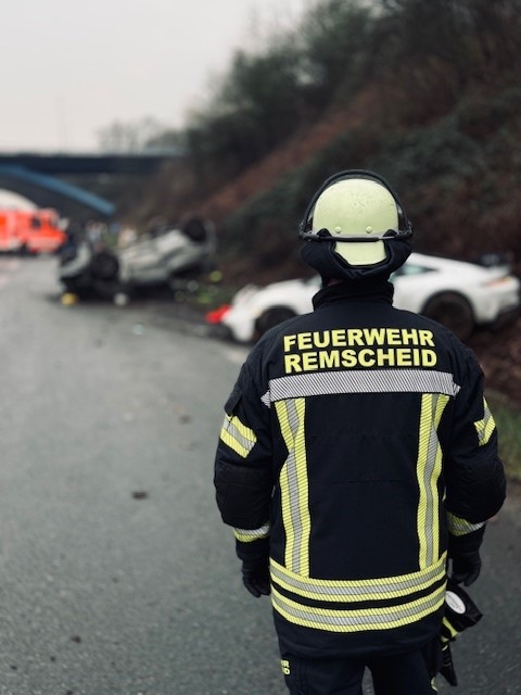 FW-RS: Schwerer Verkehrsunfall BAB1 in Richtung Köln