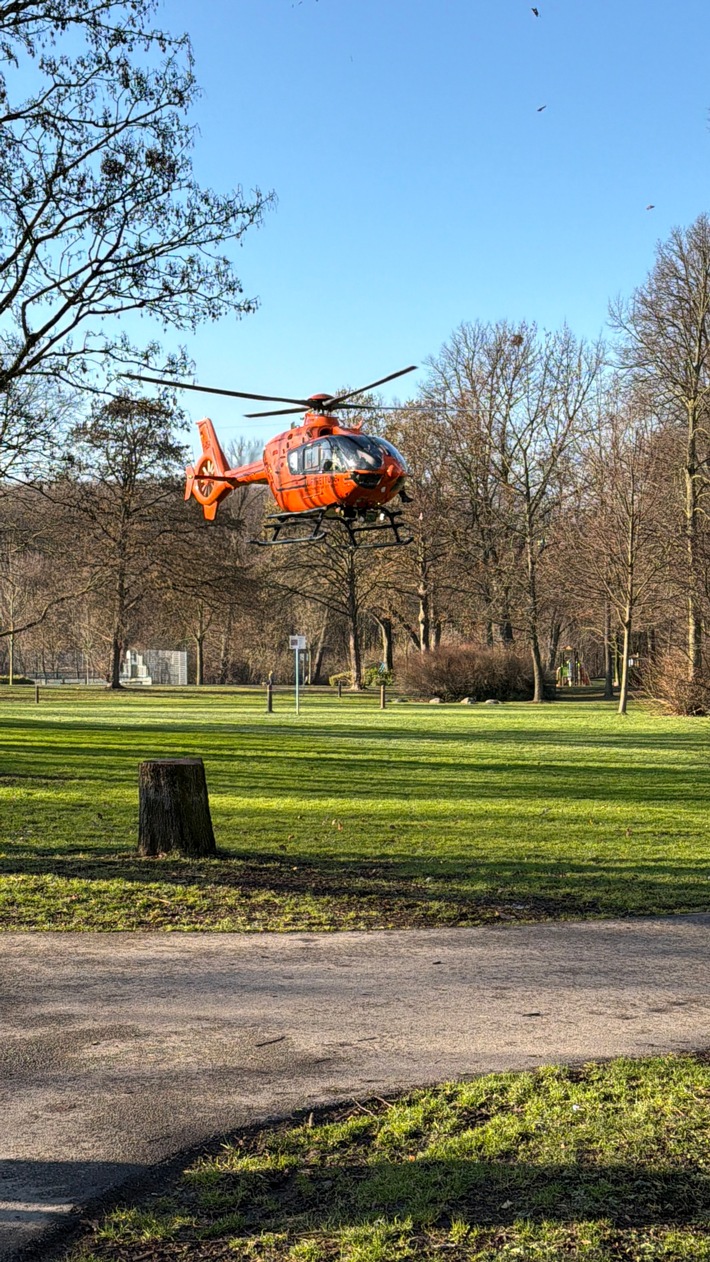 FW-E: Brandereignis im Essen-Nordviertel: Person erleidet schwere Brandverletzungen - Rettungshubschrauber im Einsatz