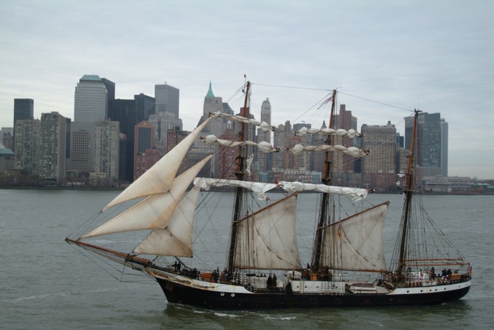 "Windstärke 8" - Auf den Spuren der Auswanderer des 19.Jahrhunderts / Eine spannende Zeitreise in die Vergangenheit endet kurz vor Weihnachten in New York