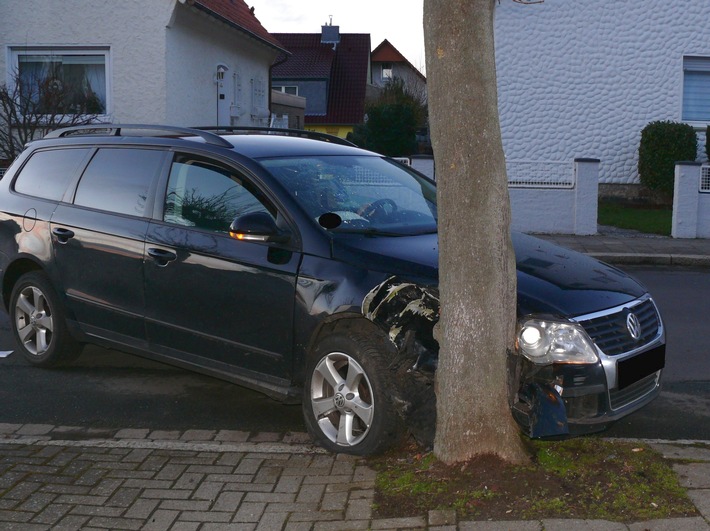 POL-MI: VW Passat prallt gegen Baum