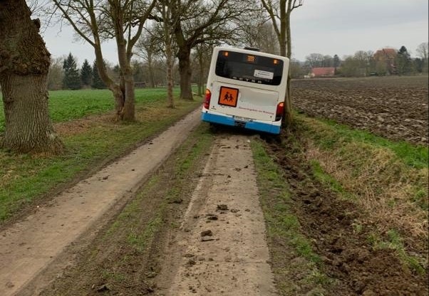 POL-HST: Schulbus kommt bei Velgast von der Fahrbahn ab