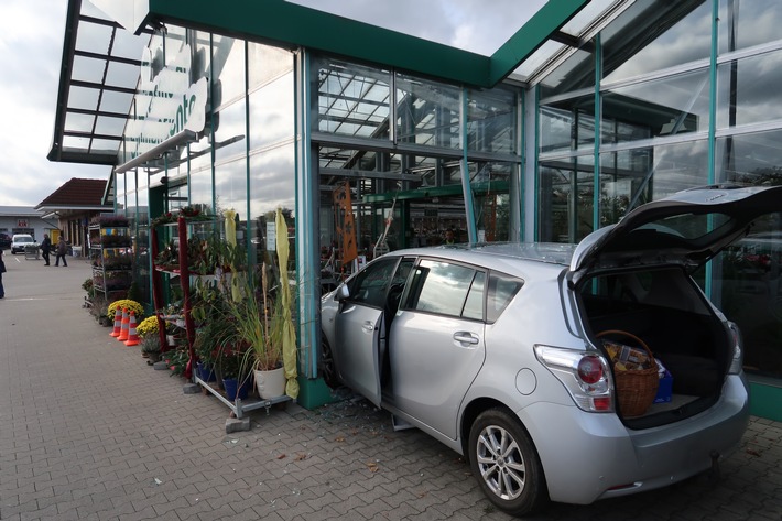 POL-DEL: Landkreis Oldenburg: Fahrzeugführer fährt mit Pkw in Wardenburger Blumencenter (mit Bild)